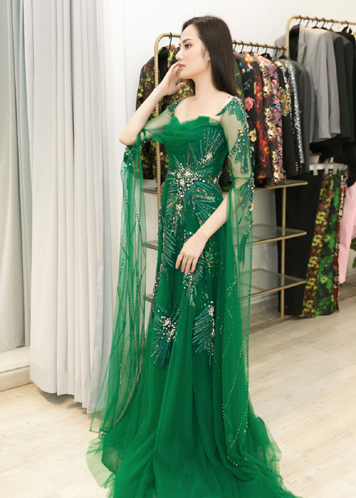 Ngoài ra, cô cũng chọn nhiều trang phục của các nhà thiết kế Việt khác phù hợp với từng hoạt động của cuộc thi.