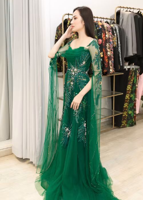 Ngoài ra, cô cũng chọn nhiều trang phục của các nhà thiết kế Việt khác phù hợp với từng hoạt động của cuộc thi.