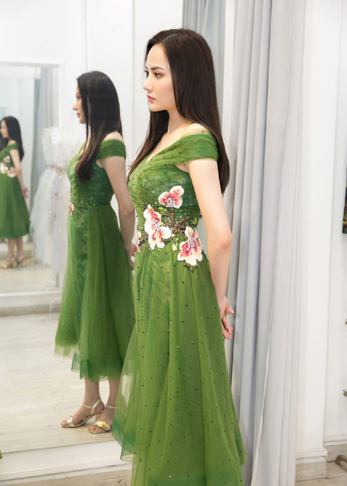 Những ngày cuối trước khi lên đường, Diệu Linh đã đến thử trang phục của những nhà thiết kế nổi tiếng.