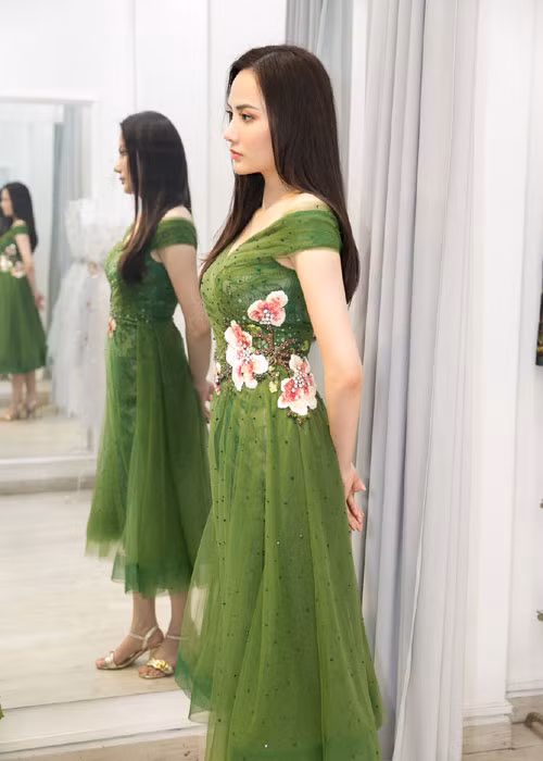 Những ngày cuối trước khi lên đường, Diệu Linh đã đến thử trang phục của những nhà thiết kế nổi tiếng.