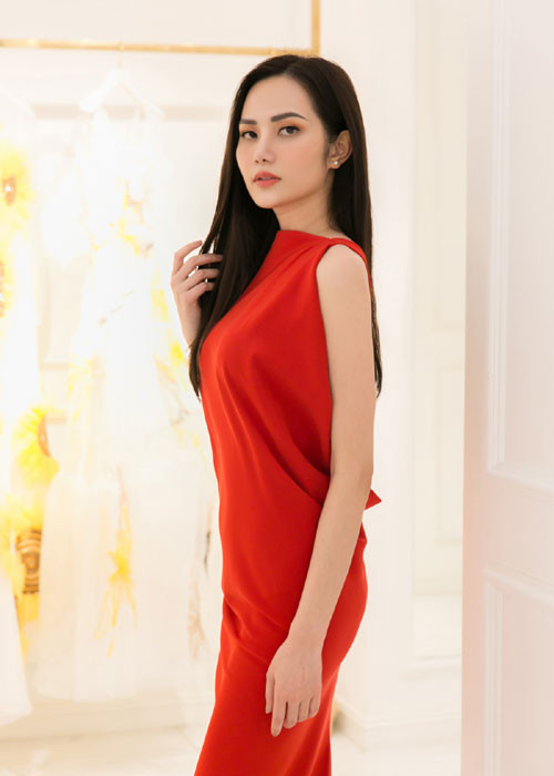 Chuẩn bị cho đấu trường nhan sắc này, ngoài các hoạt động rèn luyện và nâng cao kỹ năng, Diệu Linh cũng không quên đầu tư cho các bộ trang phục cô sẽ diện trong quá trình tham gia cuộc thi.