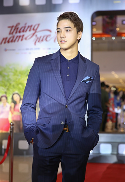 Tiến Vũ sinh năm 1994, hiện sống và làm việc tại TP.HCM. Anh từng tiết lộ việc khó khăn nhất khi đóng phim Tháng năm rực rỡ là hát nhép. Nam diễn viên cho biết mình không biết hát, giọng ca trong phim là của Đức Phúc và anh phải tập nhép sao cho giống thật nhất. Bên cạnh đó, vì phát âm tiếng Việt hơi ngọng, nghe không rõ nên Tiến Vũ đã phải lồng tiếng trong phim.