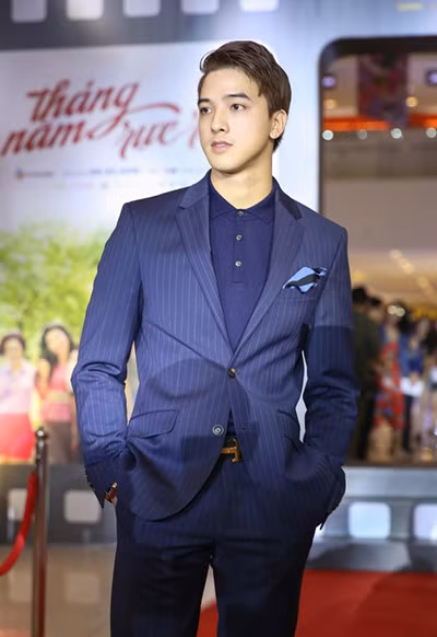 Tiến Vũ sinh năm 1994, hiện sống và làm việc tại TP.HCM. Anh từng tiết lộ việc khó khăn nhất khi đóng phim Tháng năm rực rỡ là hát nhép. Nam diễn viên cho biết mình không biết hát, giọng ca trong phim là của Đức Phúc và anh phải tập nhép sao cho giống thật nhất. Bên cạnh đó, vì phát âm tiếng Việt hơi ngọng, nghe không rõ nên Tiến Vũ đã phải lồng tiếng trong phim.