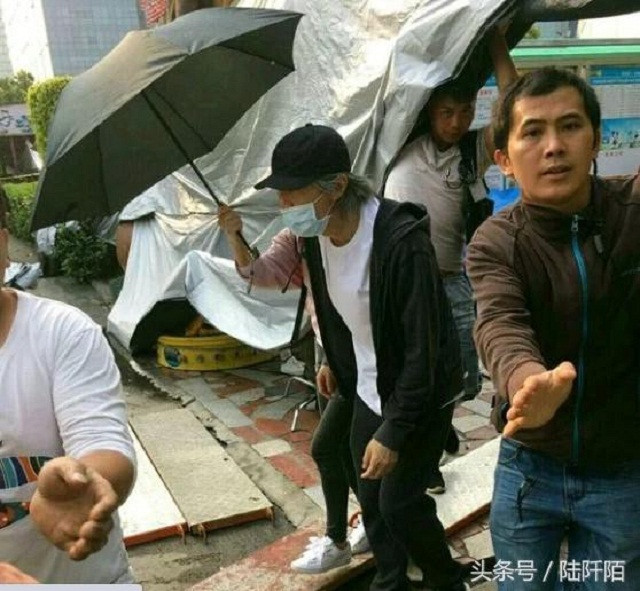 Trước những ý kiến trái chiều chê bai vẻ già nua của Châu Tinh Trì, fan hâm mộ của "Vua hài" cho biết họ luôn yêu mến ông không chỉ bởi nhan sắc mà vì tài năng và những gì ông cống hiến cho công việc, sự nghiệp.