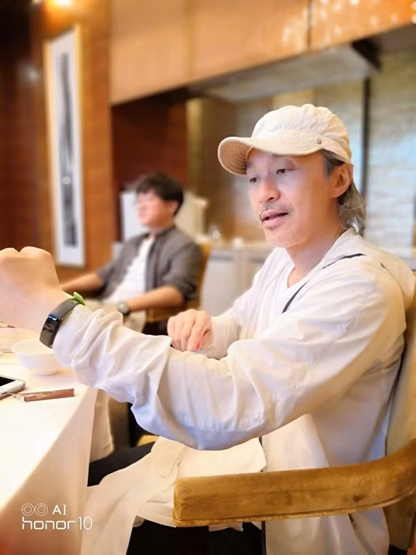 Nhưng chỉ sau vài tháng, dường như sức khỏe của Châu Tinh Trì đi xuống trầm trọng. Mái tóc bạc trắng, thân hình gầy gò khiến Châu Tinh Trì cứ như ông lão 80 tuổi dù chỉ mới 55 tuổi.