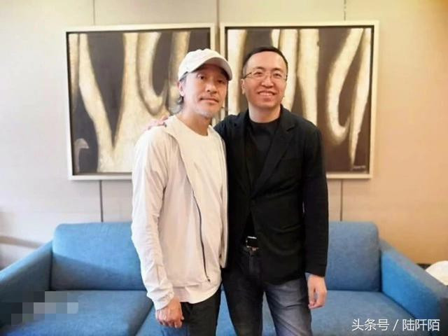 Mới đây, Châu Tinh Trì xuất hiện trong buổi gặp gỡ thân mật cùng tổng giám đốc một thương hiệu lớn của Trung Quốc. Những hình ảnh của buổi gặp được chia sẻ trên mạng xã hội khiến cư dân mạng vô cùng ngạc nhiên trước sự già nua của "Vua hài".