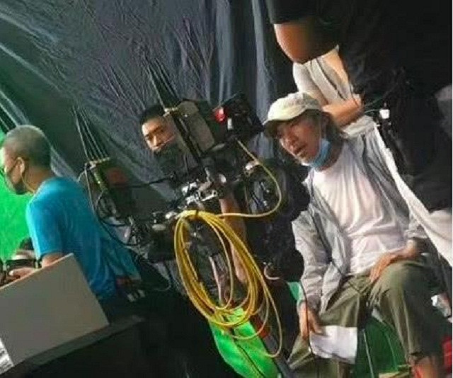 Trước đó, Châu Tinh Trì đã khiến người hâm mộ lo lắng khi xuất hiện gầy yếu và dáng đi lom khom tại phim trường Mỹ nhân ngư 2 với vai trò đạo diễn.