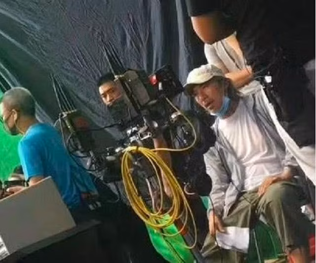 Trước đó, Châu Tinh Trì đã khiến người hâm mộ lo lắng khi xuất hiện gầy yếu và dáng đi lom khom tại phim trường Mỹ nhân ngư 2 với vai trò đạo diễn.