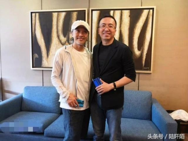 Thời gian gần đây, Châu Tinh Trì không thường xuyên xuất hiện trước truyền thông. Sự kiện gần nhất ông tham gia từ hồi tháng 1 năm nay với mái tóc hoa râm.