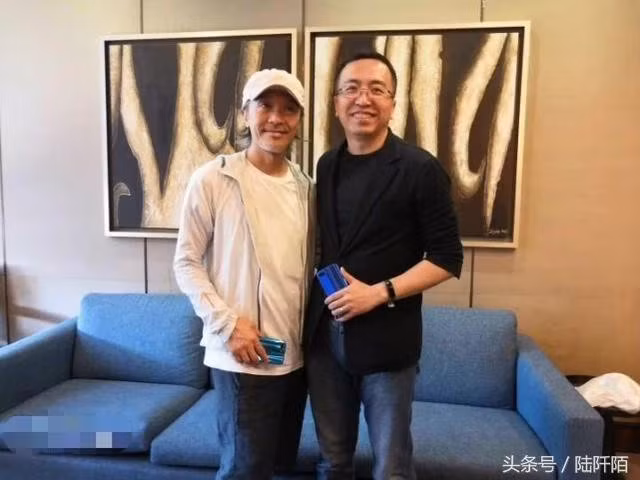 Thời gian gần đây, Châu Tinh Trì không thường xuyên xuất hiện trước truyền thông. Sự kiện gần nhất ông tham gia từ hồi tháng 1 năm nay với mái tóc hoa râm.