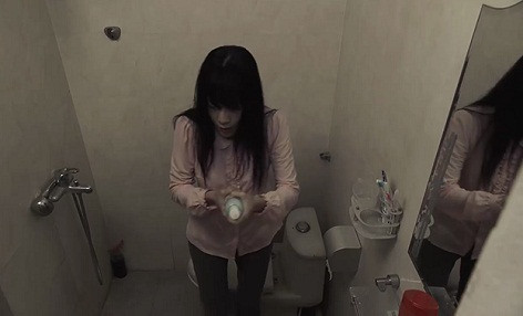 Cảnh nhân vật Quỳnh tự phá thai.