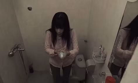 Cảnh nhân vật Quỳnh tự phá thai.