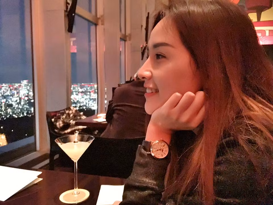 Phụ nữ thường có niềm đam mê với váy áo, túi xách hoặc giày dép. Đặc biệt là các người đẹp showbiz Việt Nam, thường những món đồ được khoe là túi Hermes, Channel, Gucci ... Tuy nhiên, ít ai có niềm đam mê thực sự với đồng hồ.