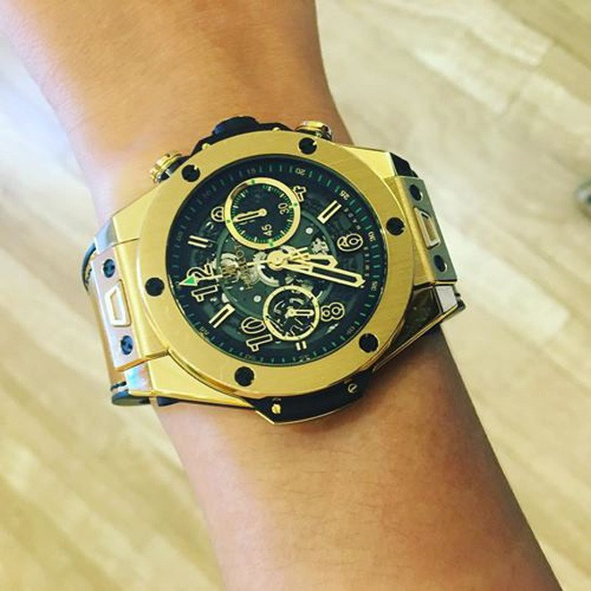 Trước đây trên trang cá nhân, không ít lần những chiếc đồng hồ trong bộ sưu tập "khủng" đã được cô đăng tải cho người hâm mộ chiêm ngưỡng.