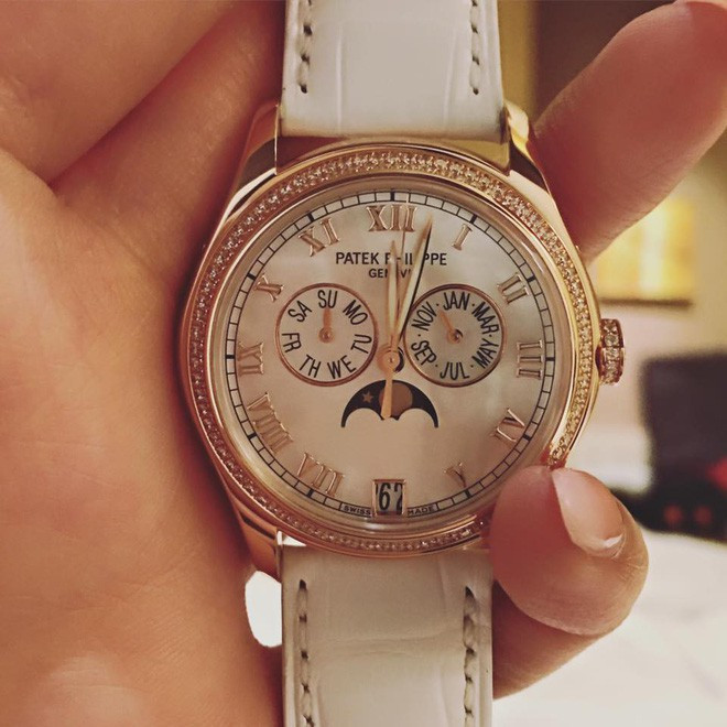 Người đẹp có một tình yêu sâu sắc với những chiếc đồng hồ.