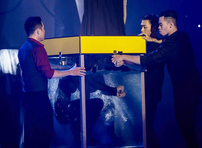 Pha nhốt mình trong bể nước của học trò Đàm Vĩnh Hưng.