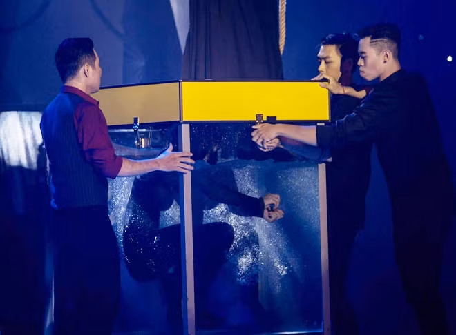 Pha nhốt mình trong bể nước của học trò Đàm Vĩnh Hưng.