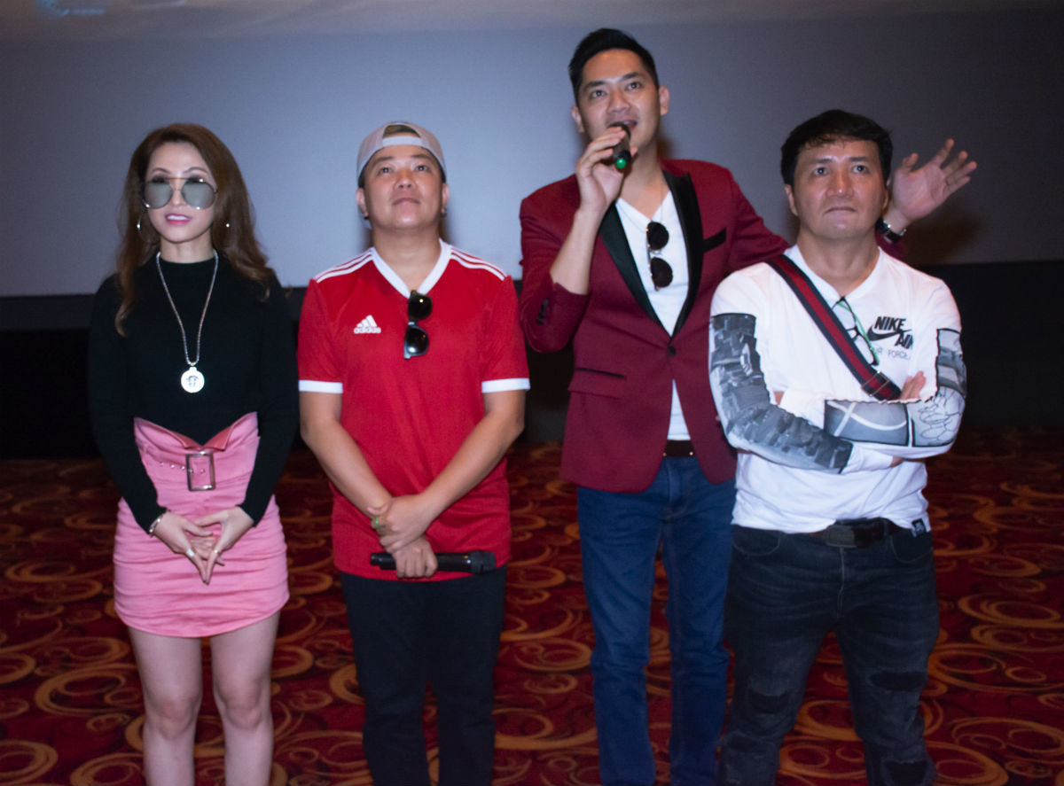 Đạo diễn Vĩnh Thuyên (ngoài cùng bên phải) giải thích chuyện thay vai nam chính.