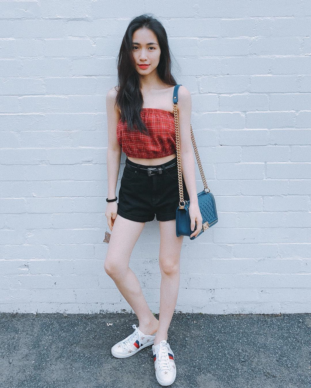 Sự khoẻ khắn, trẻ trung đến từ việc lựa chọn nhựng mẫu quần shorts, áo crop-top phù hợp với thời tiết oi bức của mùa hè. Tuy nhiên, Hòa Minzy luôn kết hợp nhiều phụ kiện hàng hiệu đắt tiền trên mỗi set đồ. Đơn cử như túi xách Chanel boy cùng mẫu sneaker đạp gót của Gucci.