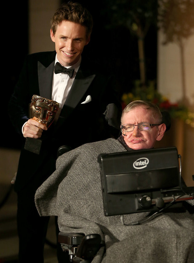 Eddie Redmayne ăn mừng chiến thắng tại giải thưởng BAFTA 2015 nhờ bộ phim The Theory of Everything (2014) với Stephen Hawking. Ảnh: Outnow.