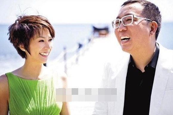 Cuộc tình cuối cùng, cũng là mối tình ồn ào nhất của Từ Hoa Phượng là với đại gia ngành giày dép Thang Vĩ Thì. Vị đại gia họ Thang không chỉ hơn người đẹp "Vườn sao băng" 15 tuổi mà còn đã có gia đình. Thế nhưng, Từ Hoa Phượng vẫn bất chấp tất cả. Cô chấp nhận bị mọi người sỉ vả là "hồ ly tinh giật chồng", thậm chí rút khỏi làng giải trí khi đang ở đỉnh cao sự nghiệp để ở bên Thang Vĩ Thì.