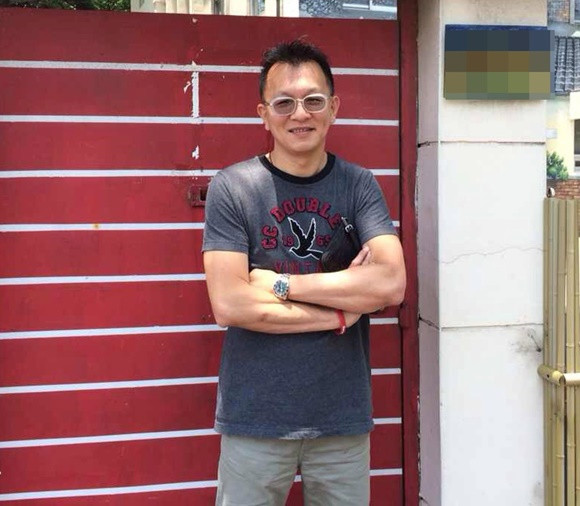  Đường tình trắc trở: Sự nghiệp của Từ Hoa Phượng khá bằng phẳng, suôn sẻ. Đối lập, đường tình duyên của cô lại vô cùng gập ghềnh, sóng gió. Người yêu đầu tiên Từ Hoa Phượng công khai sau khi gia nhập làng giải trí là đạo diễn Từ Trung Hoa. Hai người đã có 3 năm bên nhau nhưng cuối cùng vẫn "đường ai nấy đi". Không chỉ có vậy, sau khi chia tay, cặp đôi này còn kiện tụng nhau ầm ĩ.