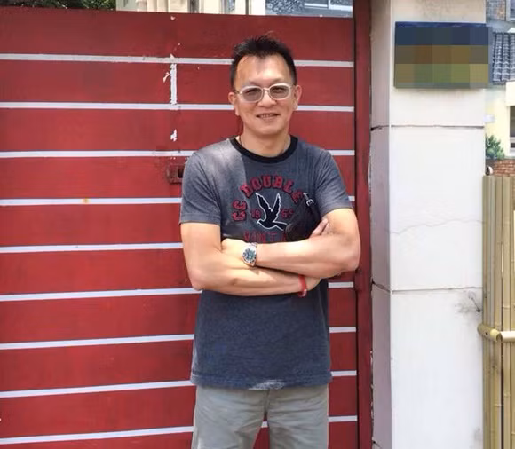  Đường tình trắc trở: Sự nghiệp của Từ Hoa Phượng khá bằng phẳng, suôn sẻ. Đối lập, đường tình duyên của cô lại vô cùng gập ghềnh, sóng gió. Người yêu đầu tiên Từ Hoa Phượng công khai sau khi gia nhập làng giải trí là đạo diễn Từ Trung Hoa. Hai người đã có 3 năm bên nhau nhưng cuối cùng vẫn "đường ai nấy đi". Không chỉ có vậy, sau khi chia tay, cặp đôi này còn kiện tụng nhau ầm ĩ.