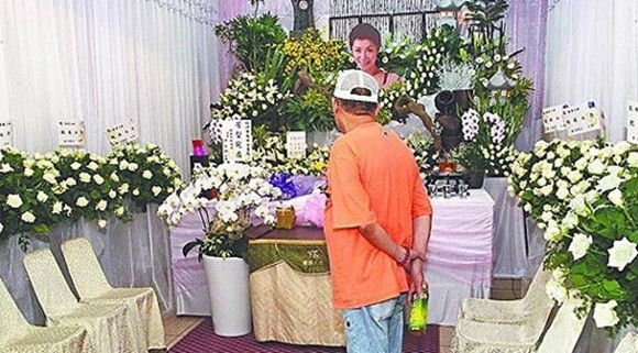 Đáng tiếc, giấc mơ của người đẹp không thành hiện thực. Căn bệnh ung thư quái ái tái phát, di căn khắp cơ thể cô. Từ Hoa Phượng phải chịu đựng những cơn đau dai dẳng. Biết mình không còn bao nhiêu thời gian, Từ Hoa Phượng đã nói lời tạm biệt và động viên chồng: "Em muốn nói lời tạm biệt với anh. Em đi rồi, anh phải biết giữ gìn sức khỏe nhé". Sáng ngày 6/12/2011, Từ Hoa Phương mất trong vòng tay của Thang Vĩ Thì. Năm đó, cô mới 41 tuổi.