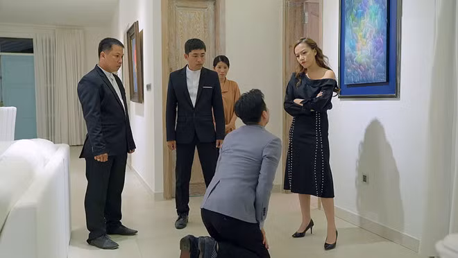 Công van xin nhưng không được Nhi tha thứ.