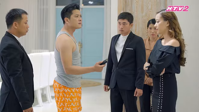 Công lột sạch đồ trả lại người tình.