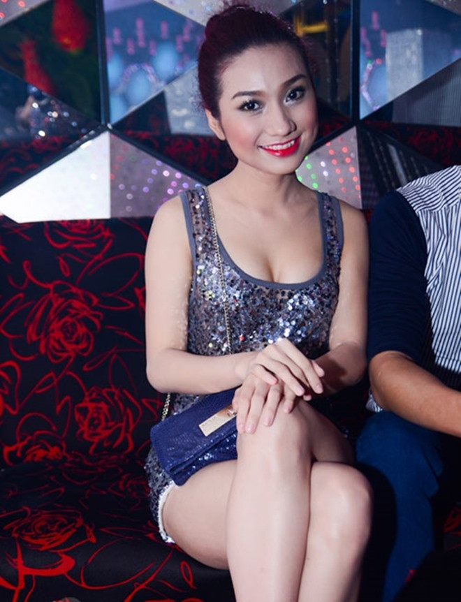 Trong đêm nhạc vừa qua, ca sĩ Cao Mỹ Kim đã bật khóc nức nở cảm ơn tấm lòng của các khán giả đã dành cho cô.