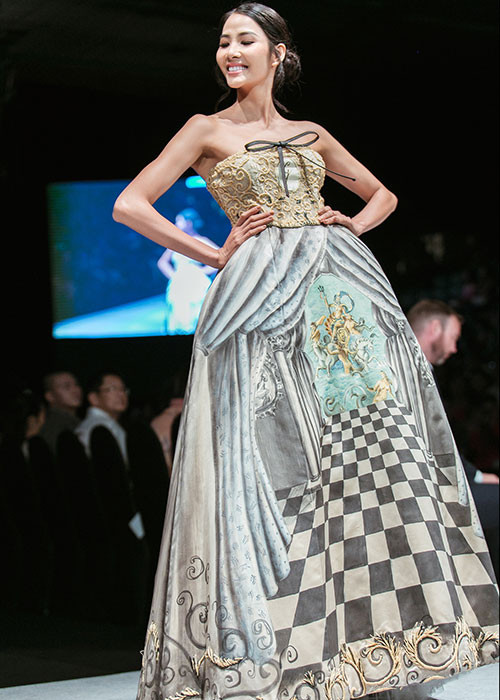 Hoàng Thùy xinh đẹp khi diện một thiết kế ấn tượng trong bộ sưu tập của thương hiệu thời trang cao cấp.