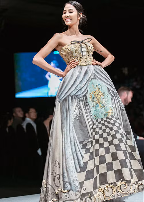 Hoàng Thùy xinh đẹp khi diện một thiết kế ấn tượng trong bộ sưu tập của thương hiệu thời trang cao cấp.