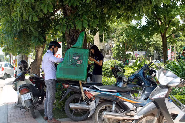 Các tán cây luôn là sự lựa chọn lý tưởng cho các shipper dừng chân trong tiết trời oi bức.