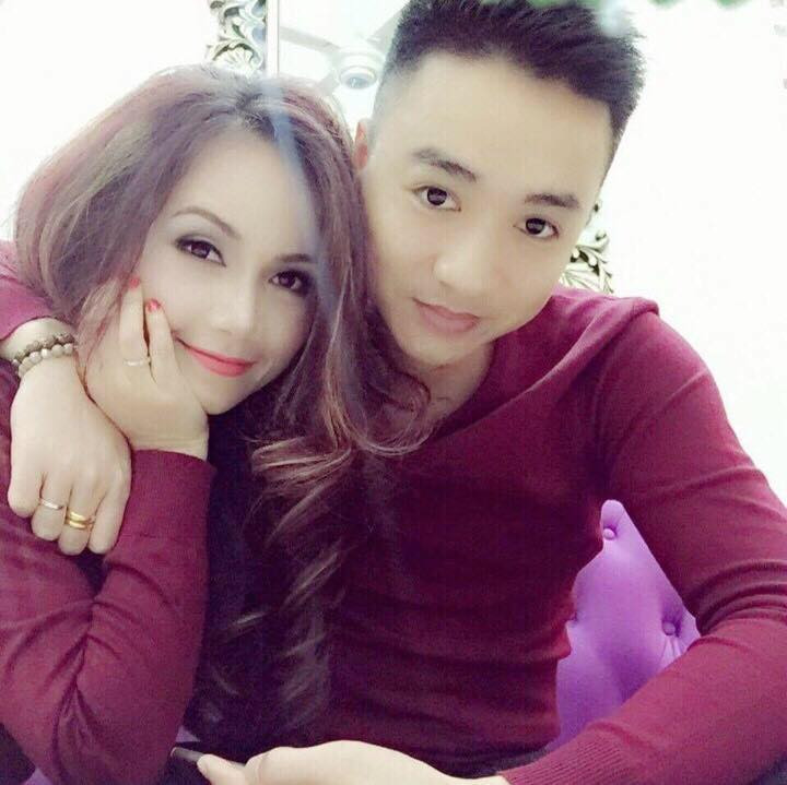 Nói về ông xã kém tuổi, Hoàng Yến cho biết: "Mọi người hay gọi mối tình giữa tôi và ông xã là chuyện tình với “phi công”. Anh Thắng (tên ông xã của diễn viên Hoàng Yến) thường nói đùa với tôi: “Anh được cấp bằng phi công lái máy bay quốc tế".