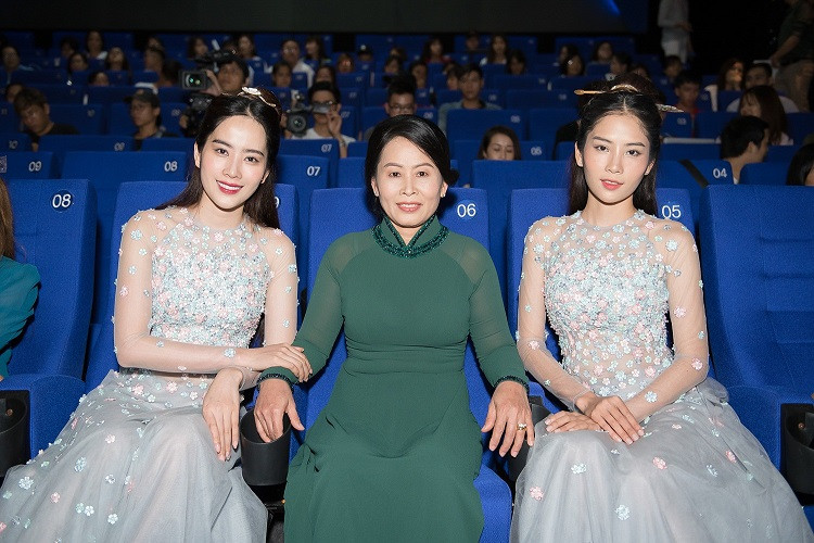 Nam Em được mẹ và chị gái đến ủng hộ trong buổi ra mắt MV mới. Ảnh: NVCC