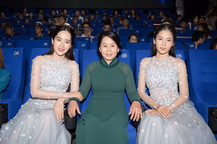 Nam Em được mẹ và chị gái đến ủng hộ trong buổi ra mắt MV mới. Ảnh: NVCC