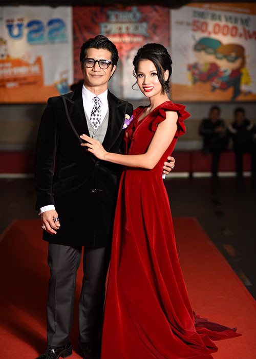 Tại sự kiện, BeBe Phạm chia sẻ bí quyết giữ gìn hạnh phúc gia đình của cô là: "Ông xã ở đâu thì mình ở đó và tài chính, tiền bạc mình giữ hết".