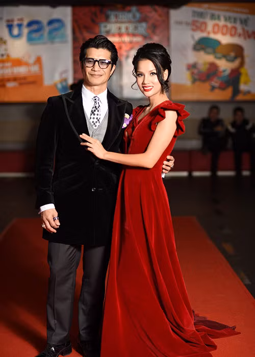 Tại sự kiện, BeBe Phạm chia sẻ bí quyết giữ gìn hạnh phúc gia đình của cô là: "Ông xã ở đâu thì mình ở đó và tài chính, tiền bạc mình giữ hết".