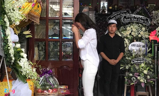 Đông Nhi, ca sĩ cộng tác nhiều năm với Mì Gói, khóc nức nở khi thắp nhang viếng người em.