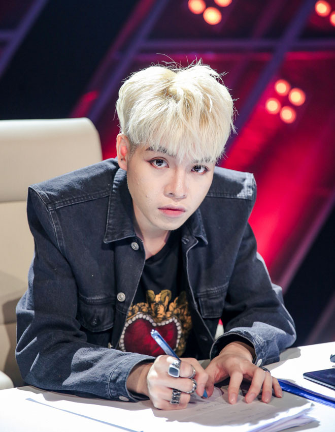 Đức Phúc cho biết, anh nhận thấy có nhiều thí sinh không tôn trọng mình ở cương vị là một giám khảo, đặc biệt là những giọng ca lớn tuổi.