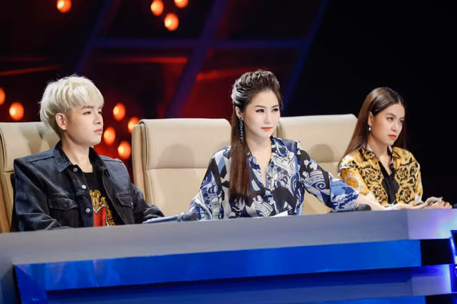 Bộ ba giám khảo trẻ tuổi - Đức Phúc, Hương Tràm, Hoàng Thùy Linh nhận nhiều phản ứng trái chiều từ khán giả.