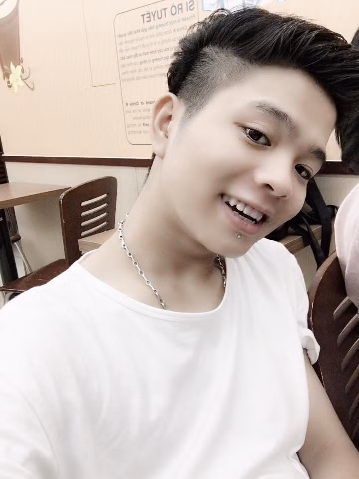 Là một trong những sao nhí bước ra từ cuộc thi Giọng hát Việt 2013, Quang Anh từng để lại nhiều ấn tượng trong lòng khán giả với hình ảnh một cậu nhóc sở hữu chất giọng nội lực và vẻ ngoài ngây ngô, đáng yêu.