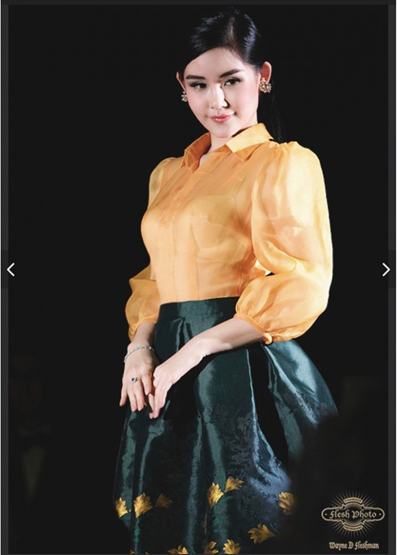 Show diễn này ngoài Ngân Anh còn có sự xuất hiện của ba nhà thiết kế nổi tiếng đến từ châu Âu: Dusseldorf, Paris, Argentina India và ba đoàn siêu mẫu đến từ khắp nơi trên thế giới. Trong đó người Việt Nam duy nhất là Ngân Anh.