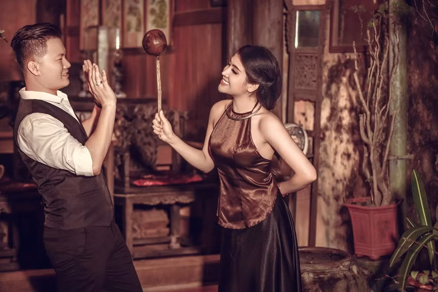  Tố Ny quyết định tổ chức đám cưới với người yêu sau 3 năm hẹn hò. Đám cưới của Á quân Giọng hát Việt mùa 2 sẽ diễn ra tại một khách sạn 5 sao ở TP.HCM vào ngày 18/3.