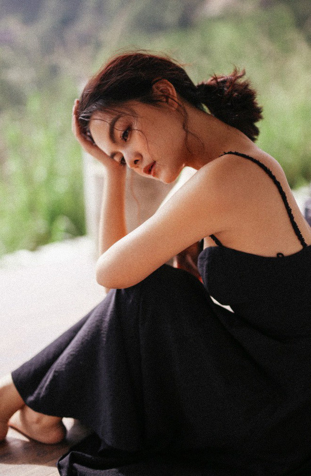 Phạm Quỳnh Anh vừa thực hiện bộ ảnh mới ở Đà Lạt, khoe nhan sắc mặn mà, quyến rũ. Trong bộ ảnh, nữ ca sĩ diện đầm hai dây ôm dáng, thiết kế xẻ lưng giúp tôn tinh thần gợi cảm mà nhiếp ảnh hướng đến.