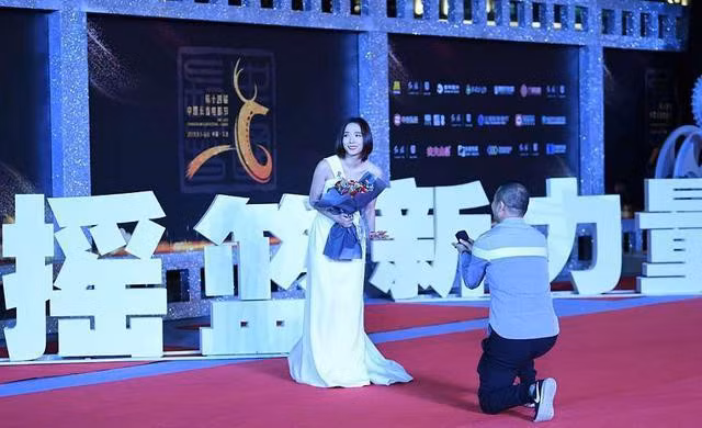 Vương Lạc Đan lộ vẻ lúng túng và há hốc trước sự cố "ngoài kịch bản". Ban đầu, người đẹp liên tục tìm kiếm nhân viên an ninh của ban tổ chức nhưng sau đó khi trấn tĩnh, cô nhanh trí mỉm cười, cúi người xin lỗi fan nam và di chuyển lùi về phía sau để vào cánh gà. Bên cạnh đó, nhờ có MC nhanh chóng giải vây mà cô nàng mới "thoát" được tình cảnh dở khóc dở cười.