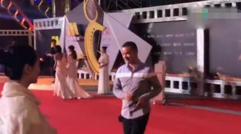 Bên cạnh đó, trên mạng xã hội Weibo, nhiều cư dân mạng chỉ trích ban tổ chức không chuyên nghiệp trong xử lý tình huống, khiến nghệ sỹ có nguy cơ gặp nguy hiểm.