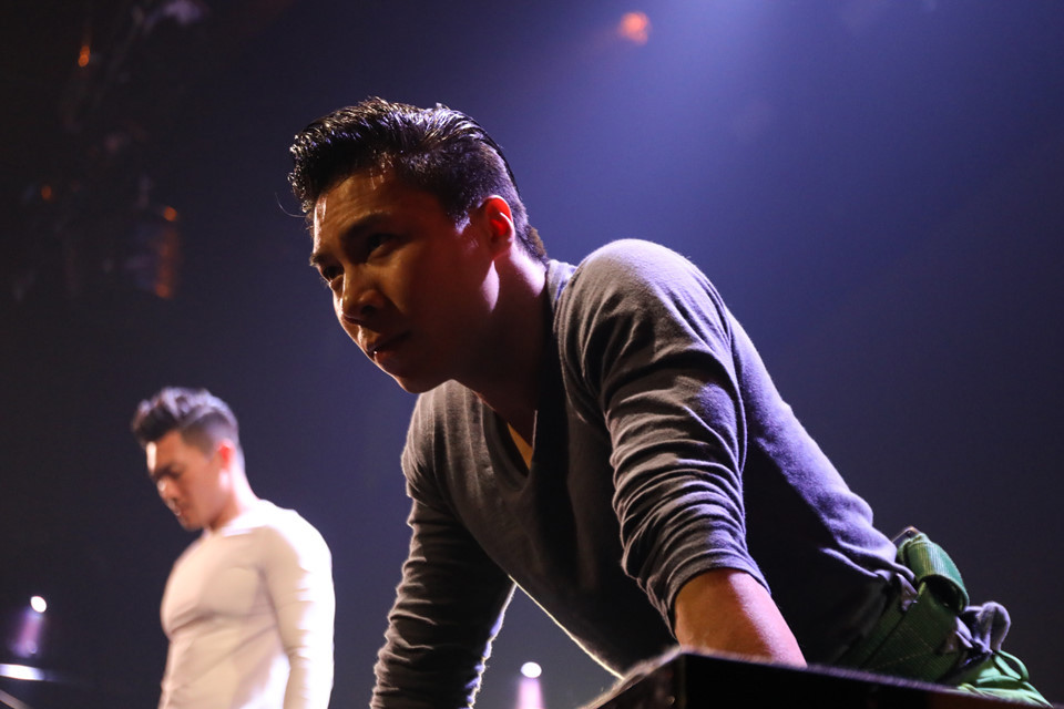 Quốc Nghiệp thể hiện tinh thần quyết tâm cao độ. Anh và anh trai tuyên bố "Chúng tôi sẽ mạo hiểm mọi thứ trong đêm chung kết này" trong phần phỏng vấn phát ngay trước tiết mục.