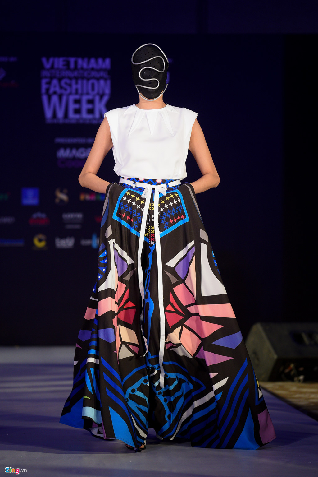 Họa tiết và những gam màu tươi sáng trở thành yếu tố chủ đạo của các nhà thiết kế trong mùa mốt xuân hè 2018.